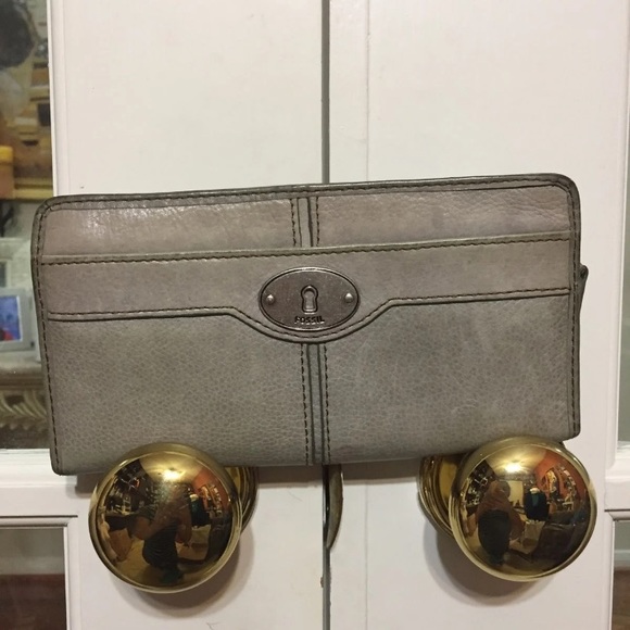 Fossil Zip Up Leather Wallet. - Picture 2 of 8